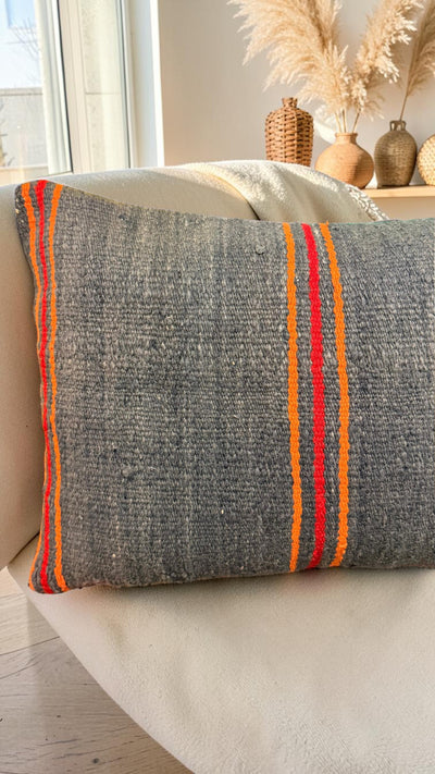 Coussin berbère vintage en laine naturelle 006