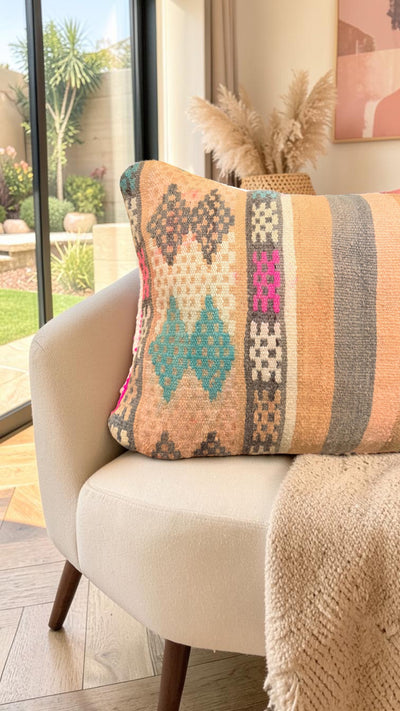 Coussin berbère vintage en laine naturelle 001