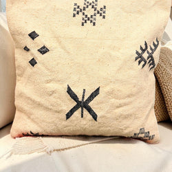 Coussin berbère vintage en laine naturelle 012