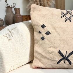 Coussin berbère vintage en laine naturelle 012